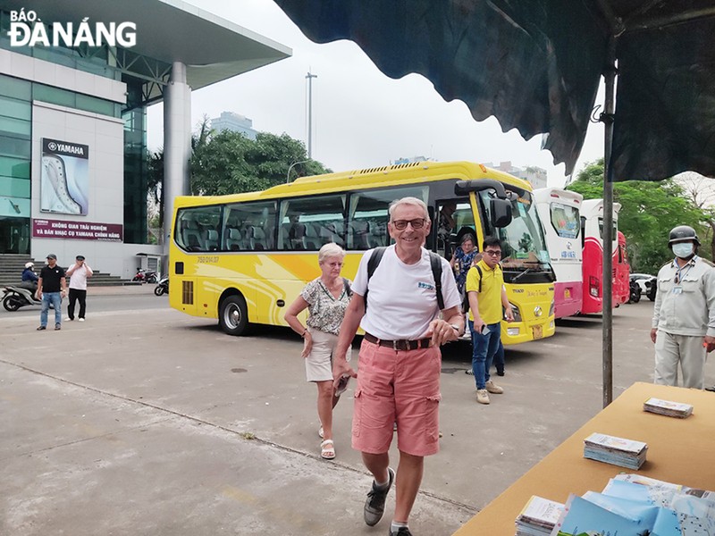 Los turistas llegan a la ciudad de Da Nang. (Fotografía: baodanang.vn)