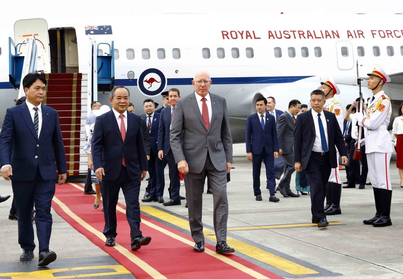 El jefe de la Oficina del Presidente, Le Khanh Hai, recibe al gobernador general de Australia, David Hurley, en el aeropuerto internacional de Noi Bai. (Fotografía: VNA)