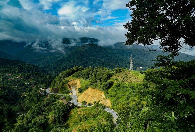 La majestuosa belleza del paso de Pha Din por la mañana temprano. El nombre “Pha Din” proviene del idioma de la minoría étnica Thai, en el que “Pha” significa "cielo" y “Din” es "tierra", lo cual implica la confluencia entre esos dos espacios. 