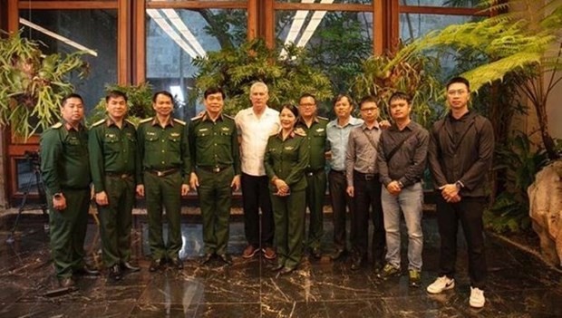 El presidente de Cuba, Miguel Díaz-Canel, y representante de la delegación del Ejército Popular de Vietnam (Fotografía: VNA)