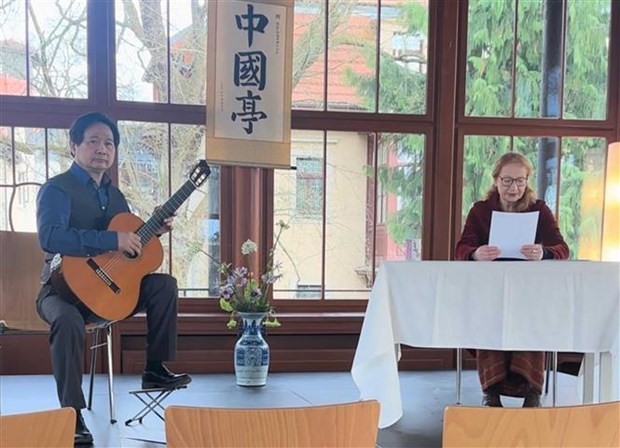 El compositor Dang Ngoc Long y Christiane Voigt en el recital. (Fotografía: VNA)