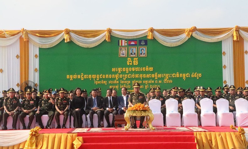El general Samdech Tea Banh, viceprimer ministro y titular de Defensa de Camboya preside los actos. (Fotografia: Nhan Dan)