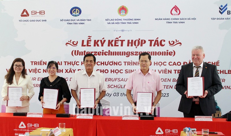 En el acto de firma de acuerdo de cooperación (Fotografía: baotravinh.vn)