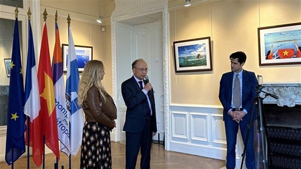 El embajador de Vietnam en Francia, Dinh Toan Thang, habla en la conferencia. (Fotografía: VNA)