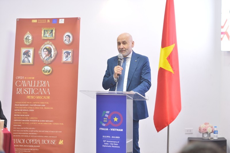 El embajador de Roma en Vietnam, Antonio Alessandro, habla en la conferencia de prensa. 