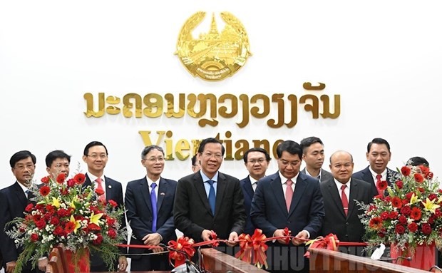 El presidente del Comité Popular de Ciudad Ho Chi Minh, Phan Van Mai, y el alcalde de Vientián, Atsaphangthong Siphandone inauguran sala de reuniones en línea. (Fotografía: hcmcpv.org.vn)