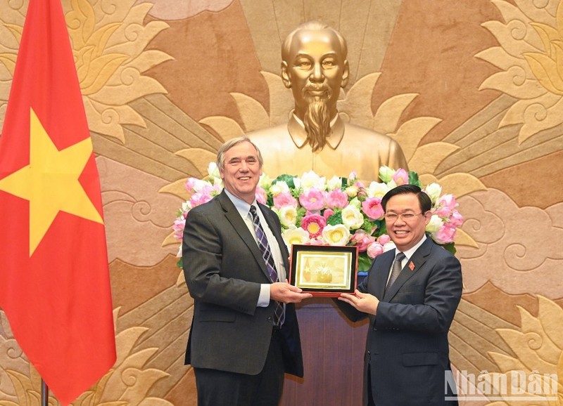El presidente la Asamblea Nacional de Vietnam, Vuong Dinh Hue, entrega un regalo de recuerdo a la delegación de senadores estadounidenses. (Fotografía: Nhan Dan)