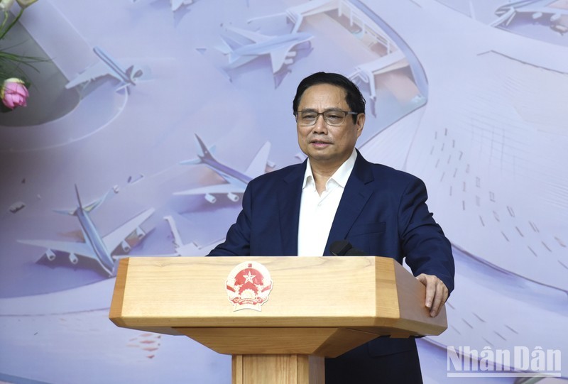 El primer ministro, Pham Minh Chinh, preside la reunión (Fotografía: Nhan Dan)