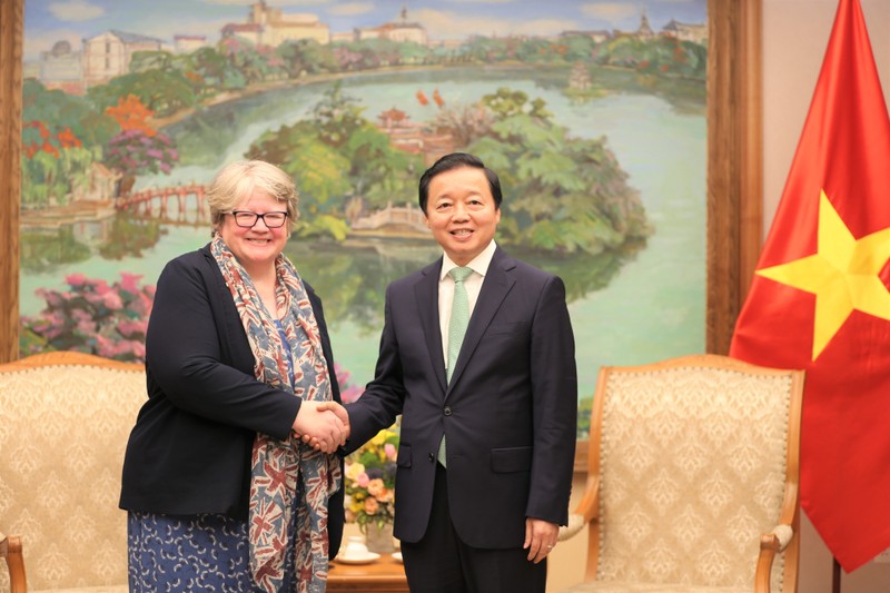 El viceprimer ministro vietnamita Tran Hong Ha y la secretaria de Estado de Medio Ambiente, Alimentación y Asuntos Rurales de Reino Unido, Therese Coffey. (Fotografía: baotainguyenmoitruong.vn)