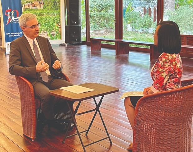Embajador de Francia en Vietnam, Nicolas Warnery, en una entrevista con reporteros de VNA (Fotografía: VNA)