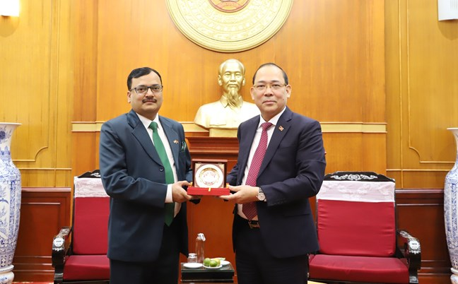El vicepresidente del Comité Central del Frente de la Patria de Vietnam Hoang Cong Thuy y el embajador adjunto de Nueva Delhi en Hanói, Subhash Prasad Gupta. 
