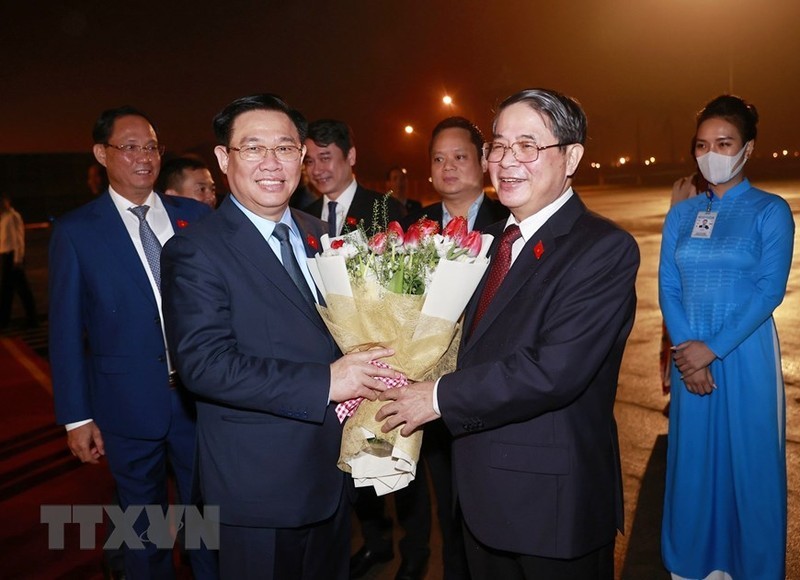 El vicepresidente de la Asamblea Nacional Nguyen Duc Hai despide al titular legislativo Vuong Dinh Hue en el Aeropuerto Internacional Noi Bai en Hanói.