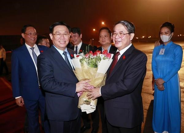 El presidente de la Asamblea Nacional, Vuong Dinh Hue, en el Aeropuerto Internacional Noi Bai, antes de partir a Cuba. (Fotografía: VNA)