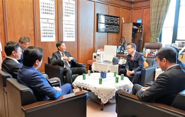 En la sesión de trabajo entre Tran Tuan Anh y el secretario general del Grupo Parlamentario PLD en el Senado (Fotografía: VNA)