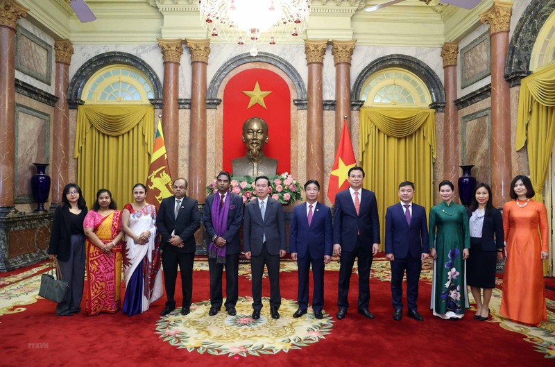 El presidente Vo Van Thuong y embajadores de UAE, Sri Lanka y Chile (Fotografía: VNA)