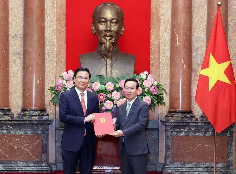 El presidente de Vietnam, Vo Van Thuong, entrega la decisión de nombramiento a Pham Quang Hieu como embajador en Japón. (Fotografía: VNA)