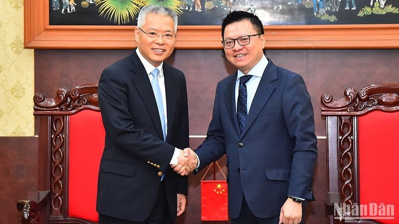 Le Quoc Minh, también presidente de la Asociación de Periodistas de Vietnam recibe a Hu Zhaoming, portavoz y jefe de Información y Comunicación, adscrito al Departamento de Enlace Internacional del Comité Central del PCCh.