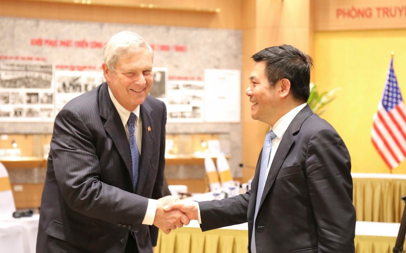 El ministro de Industria y Comercio de Vietnam, Nguyen Hong Dien, y el secretario de Agricultura de Estados Unidos, Tom Vilsack.