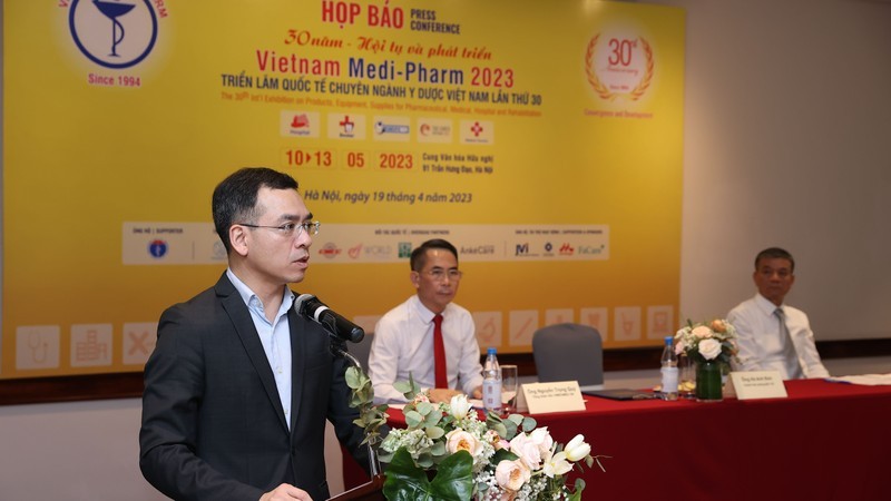 Ha Anh Duc, jefe de Oficina del Ministerio de Salud Pública, habla en la conferencia de prensa.