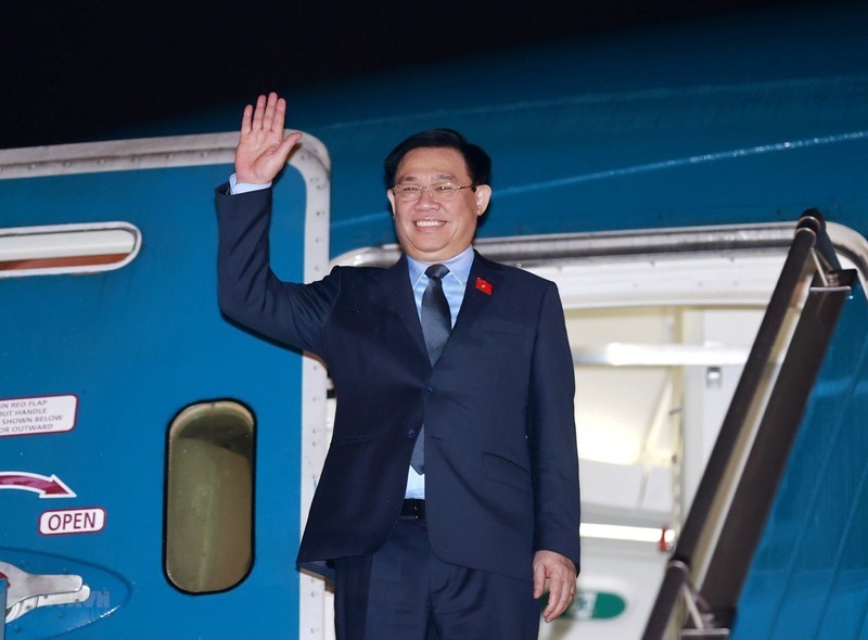 El presidente de la Asamblea Nacional, Vuong Dinh Hue, en el Aeropuerto Internacional de Noi Bai (Hanói), parte en visita oficial a Cuba, Argentina y Uruguay. (Fotografía: VNA)