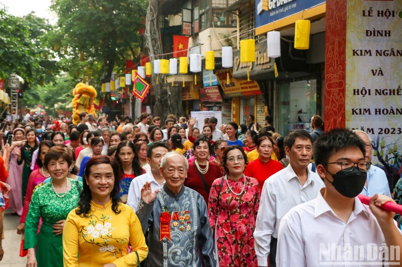 La procesión atrae a una gran cantidad de lugareños y turistas extranjeros.
