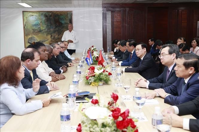 El presidente de la Asamblea Nacional de Vietnam, Vuong Dinh Hue, sostiene conversaciones con las autoridades de Santiago de Cuba. (Fotografía: VNA)