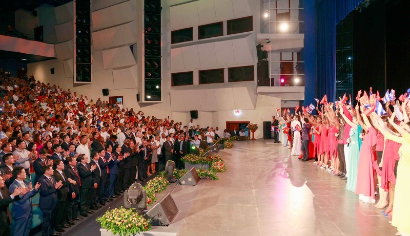 El programa se celebra en la noche del 22 de abril (hora local), en la ciudad de Santiago de Cuba.