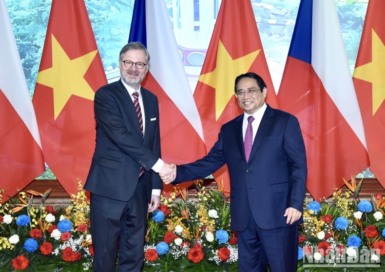 El primer ministro de Vietnam, Pham Minh Chinh y su homólogo checo, Petr Fiala. (Fotografía: Nhan Dan)