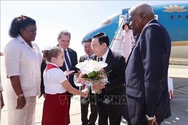 Ceremonia de bienvenida al presidente de la Asamblea Nacional de Vietnam,Vuong Dinh Hue, en el Aeropuerto Internacional Antonio Maceo Grajales. (Fotografía: VNA)