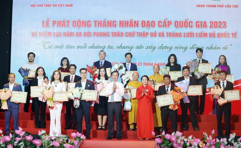 El presidente de Vietnam, Vo Van Thuong, asiste a la ceremonia de lanzamiento del Mes Humanitario 2023. (Fotografía: VNA)