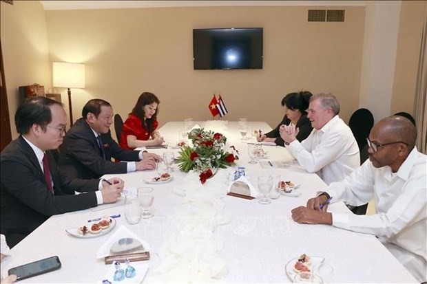 El ministro vietnamita de Cultura, Deportes y Turismo, Nguyen Van Hung, sostiene conversaciones con el cubano de Turismo,Juan Carlos García Granda. (Fotografía: VNA)