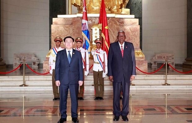 El presidente de la Asamblea Nacional de Vietnam, Vuong Dinh Hue, y su homólogo cubano, Esteban Lazo Hernández (Fotografía: VNA)