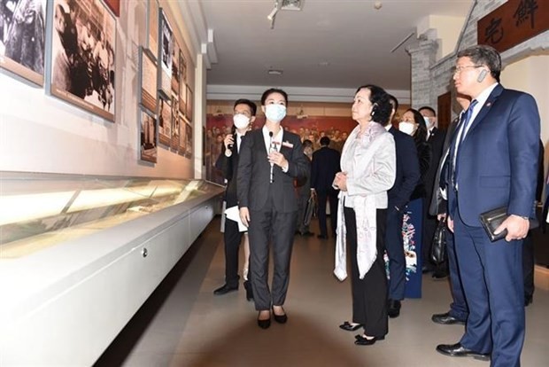 La miembro del Buró Político y permanente del Secretariado del Comité Central del Partido Comunista de Vietnam, y también jefa de su Comisión de Organización, Truong Thi Mai, y su delegación visitaron el Museo de Historia Revolucionaria de Hongyan (Fotografía: VNA)