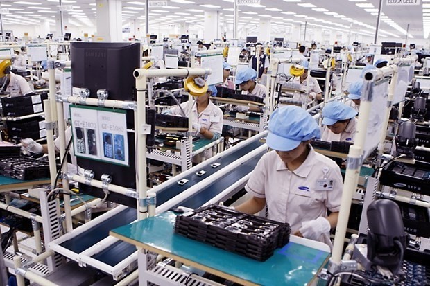 Una cadena de producción de teléfonos móviles de la empresa surcoreana Samsung en Vietnam. (Fotografía: VNA)