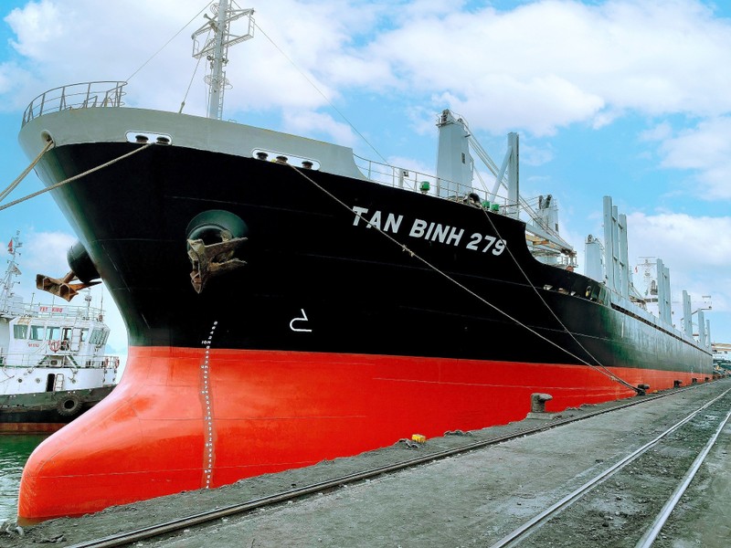 El barco Tan Binh 279 recibe 23 mil toneladas de carbón en trozo 5a1 para exportar a Sudáfrica. (Fotografía: baoquangninh.vn)