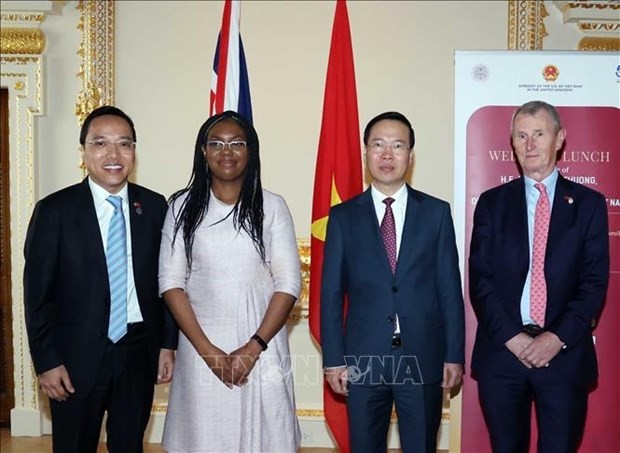El presidente vietnamita, Vo Van Thuong, y Nigel Evans, vicepresidente de la Cámara de los Comunes y Kemi Badenoch, secretaria de Estado del Departamento de Negocios y Comercio del Reino Unido (Fotografía: VNA)