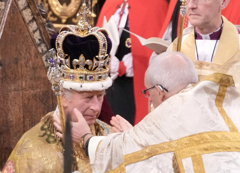 El rey Carlos III lleva la corona de San Eduardo durante la ceremonia.