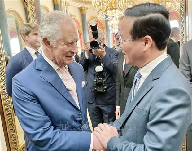 El presidente vietnamita Vo Van Thuong (derecha) y el rey Carlos III. (Fotografía: VNA)