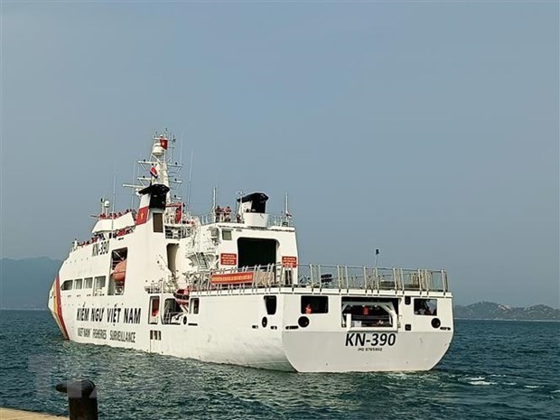 El barco KN-390 lleva a los participantes en el programa “Recorrido de jóvenes por el mar y las islas patrias” 2023 a islas de Truong Sa. (Fotografía: VNA)