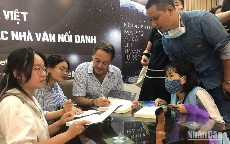 El escritor francés Michel Bussi con lectores vietnamitas.