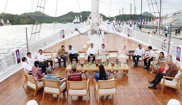 El primer ministro Pham Minh Chinh y los líderes de la Asean visitan las aguas de Labuan Bajo (Fotografía: VNA)