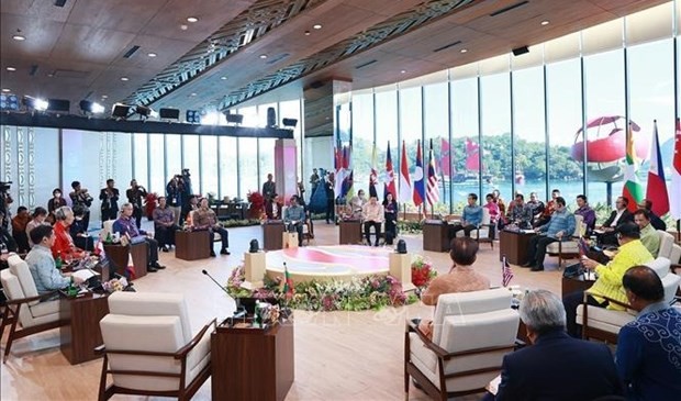 En una sesión restringida de la 42 Cumbre de la Asean. (Fotografía: VNA)