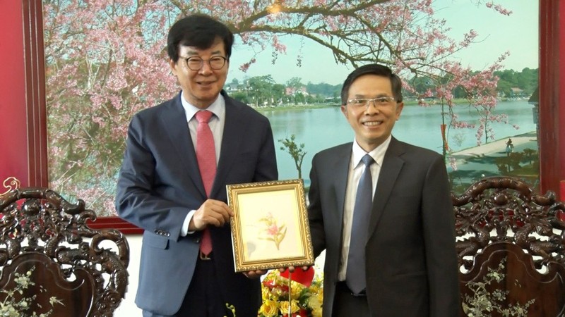 El secretario del Comité del Partido de la ciudad de Da Lat, Dang Tri Dung, entrega un regalo de recuerdo a un líder del distrito de Jangheung. (Fotografía: baolamdong.vn)