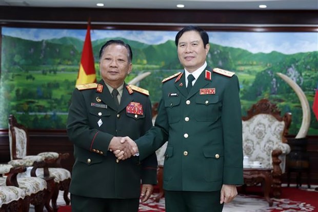 El viceprimer ministro y titular de Defensa de Laos, Chansamone Chanyalath, recibe al viceministro de Defensa de Vietnam Nguyen Tan Cuong. (Fotografía: VNA)