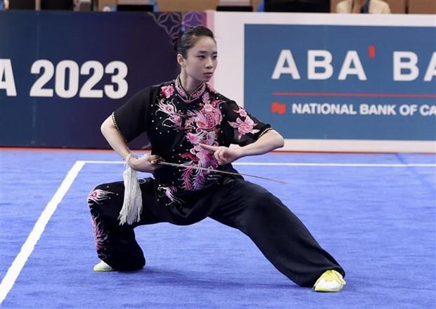 La atleta vietnamita de wushu Duong Thuy Vi compite en la modalidad femenina de jianshu (demostración de espada) (Fotografía: VNA)