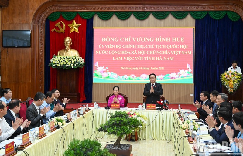 El presidente de la Asamblea Nacional, Vuong Dinh Hue, en la reunión (Fotografía: Nhan Dan)