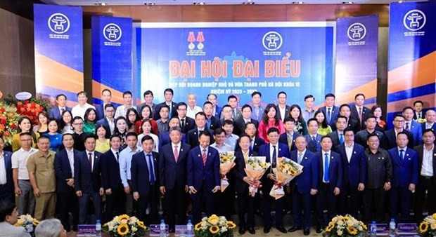 La nueva junta ejecutiva de la Asociación de empresas pequeñas y medianas de Hanoi (Fotografía: VNA)