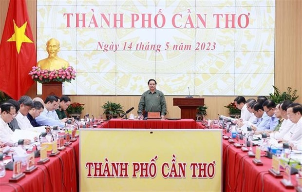 El primer ministro de Vietnam, Pham Minh Chinh, trabaja con las autoridades de Can Tho. (Fotografía: VNA)