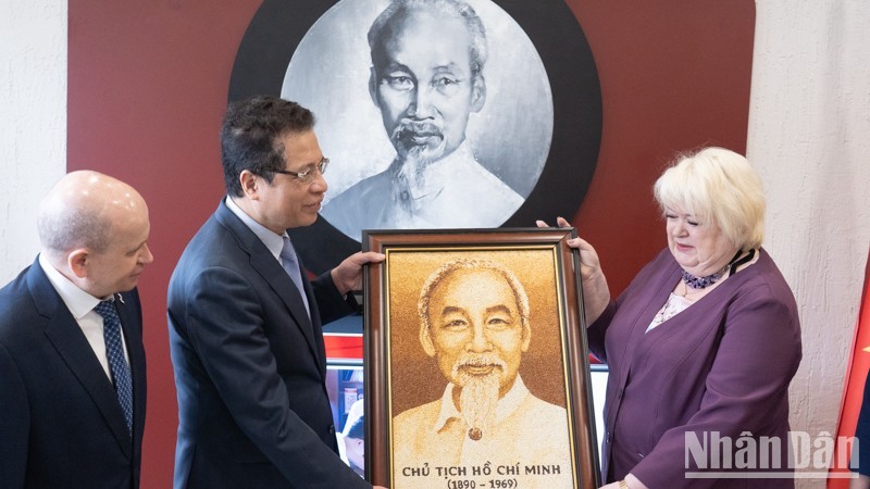 El embajador de Vietnam en Rusia, Dang Minh Khoi, entre un regalo a la Escuela 488.