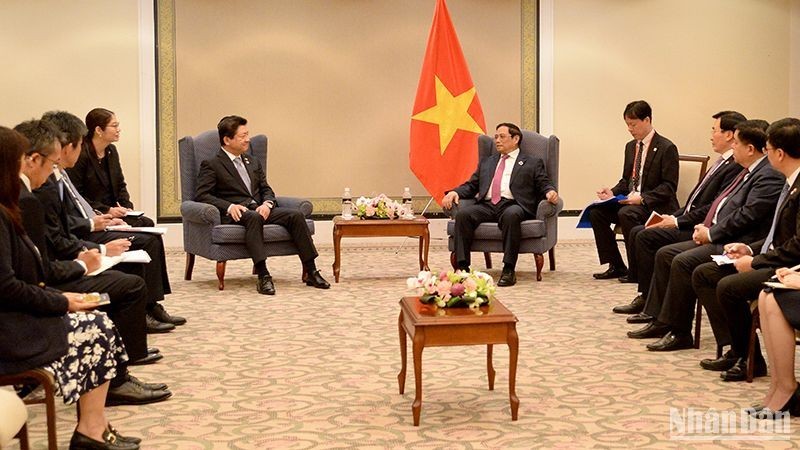 El primer ministro de Vietnam, Pham Minh Chinh, recibe al presidente ejecutivo del Grupo AEON, Akio Yoshida. (Fotografía: Nhan Dan)